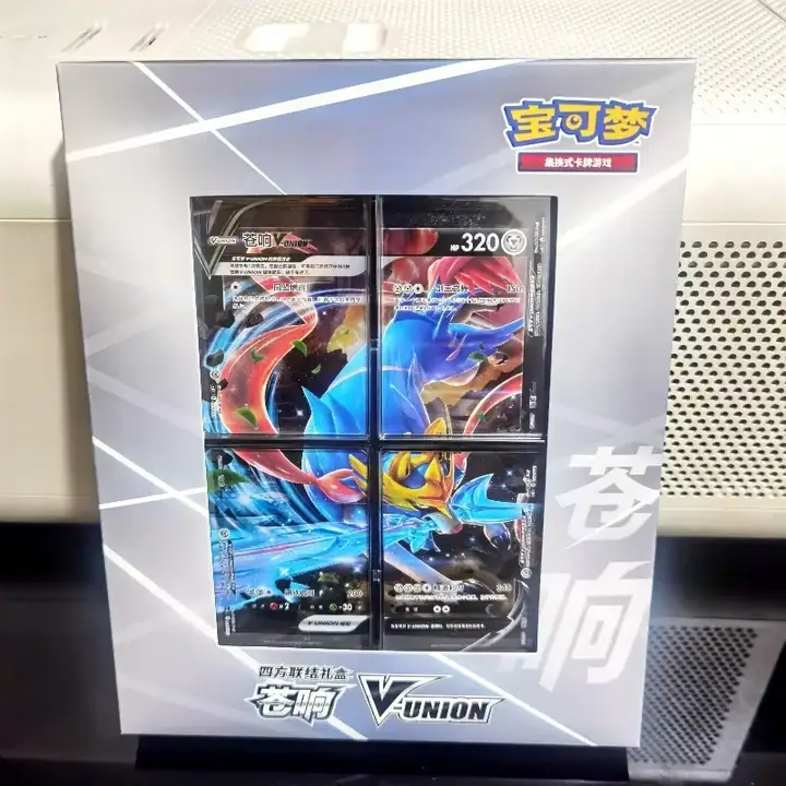 Physical white Zacian V-UNION gift presentation with 苍响 lettering and a four-panel sword-bearing Zacian illustration in the front window